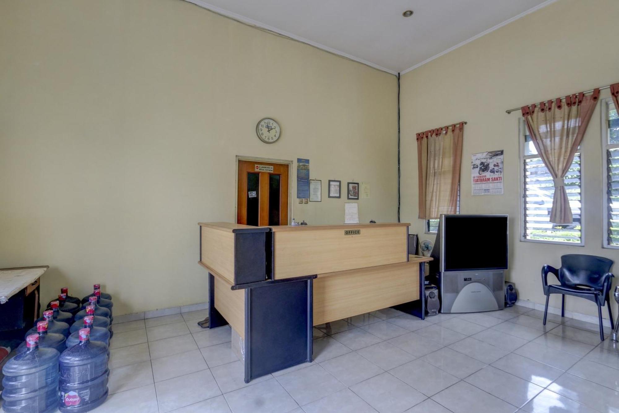 Oyo Life 90159 Puri Asoka Guest House Semarang Exterior foto