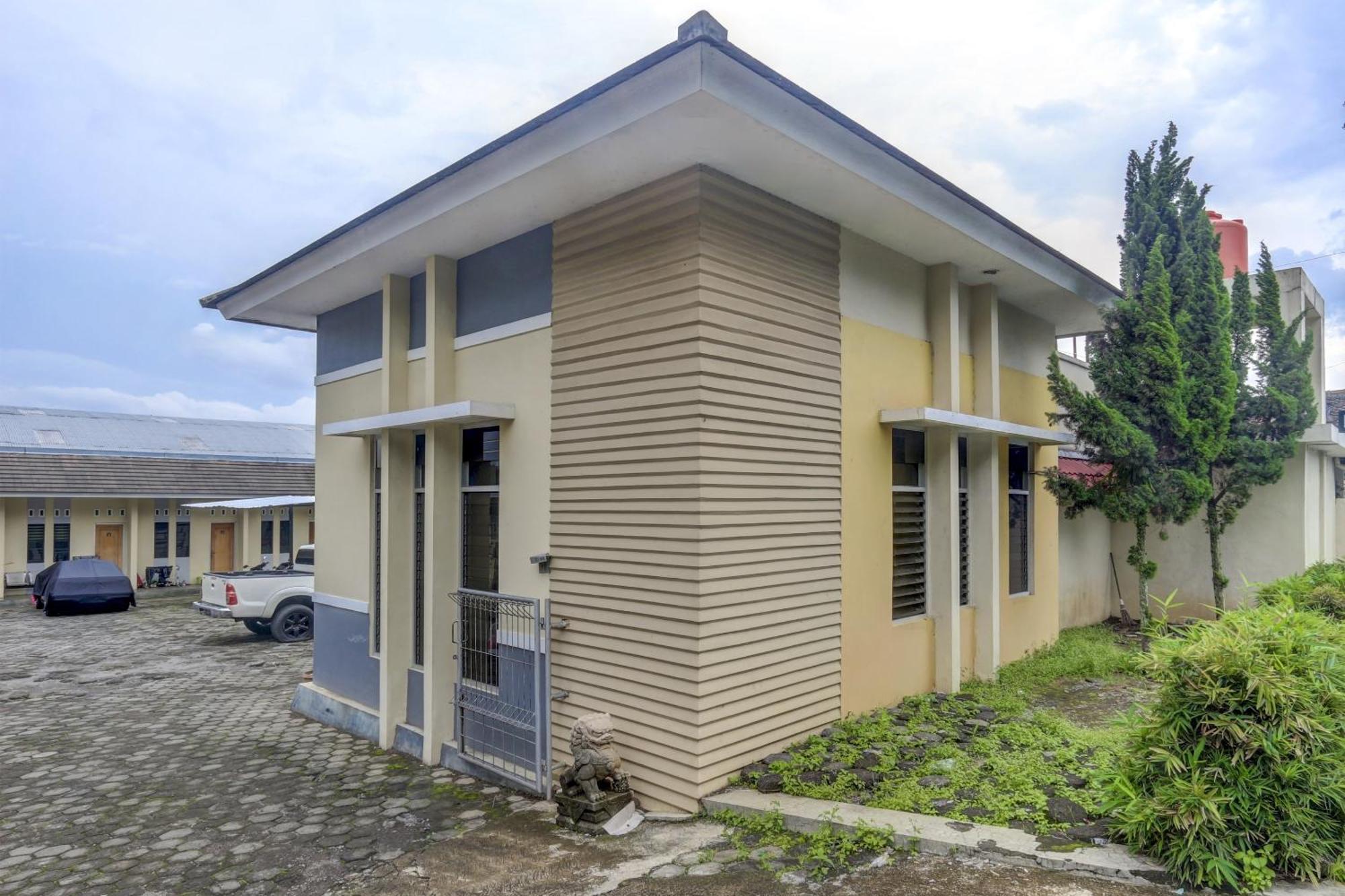Oyo Life 90159 Puri Asoka Guest House Semarang Exterior foto
